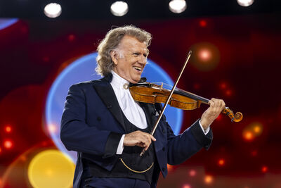 André Rieu playing the violin